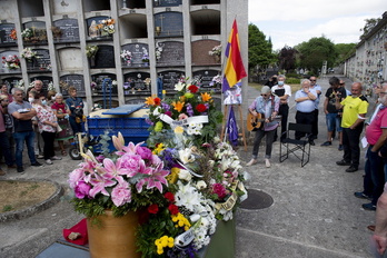 El féretro de Josefina Lamberto, ante la bandera republicana española y el Drogas