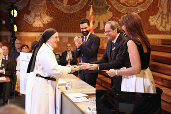 Lucía Caram San Jurgiren gurutzea jasotzen