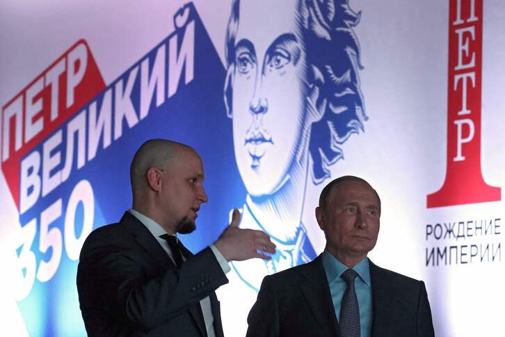  Putin, Petri Handiari buruzko erakusketan. 