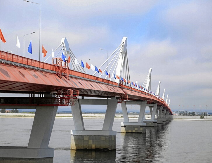 Amur ibaia zeharkatzen duen zubi erraldoia inauguratu zuten atzo.