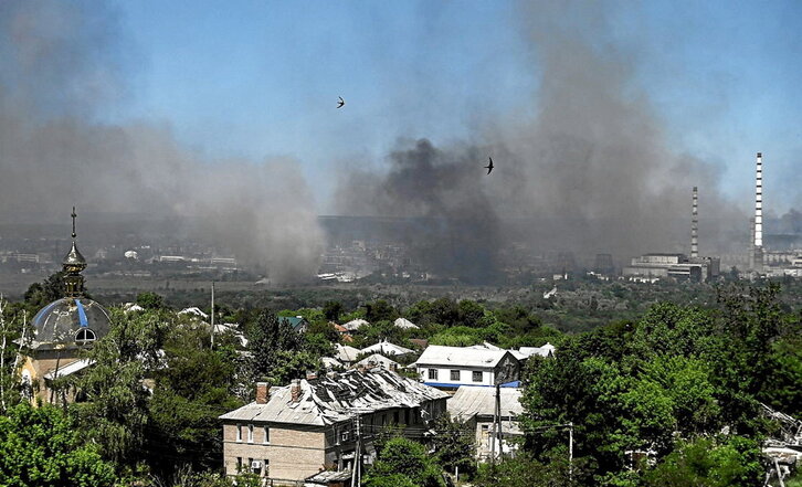 Columna de humo en Severodonetsk, vista desde la vecina ciudad de Lisichansk.