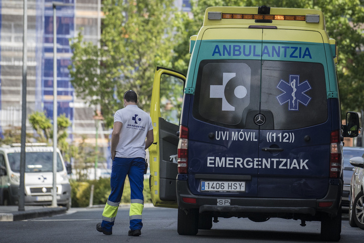 Una ambulancia a las puertas del Hospital Donostia.. 