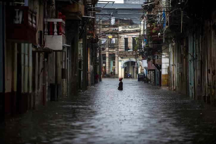 Una mujer en una calle de la Habana, durante las inundaciones provocadas por el huracán Agatha. 