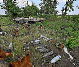 Proyectiles de artillería, junto a un vehículo ruso destruido, cerca de Mikolaiv.