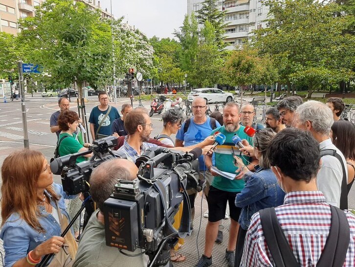 Representantes de ELA, LAB y ESK en Mercedes ante los juzgados de Gasteiz, este martes.