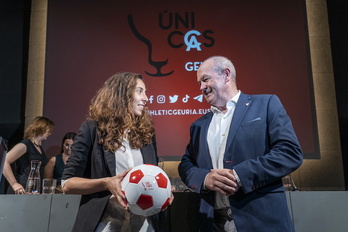 Ainhoa Tirapu con Ricardo Barkala en la presentación del proyecto para el Athletic femenino.