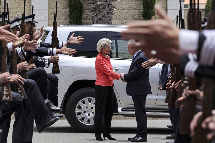 Ursula von der Leyen es recibida por Mohammad Shtayyeh en Ramallah.