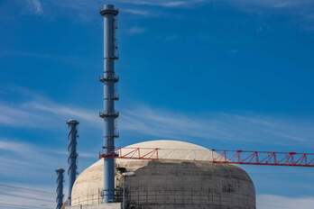 Chimeneas de un reactor de la planta nuclear de Milanville, Normandía.