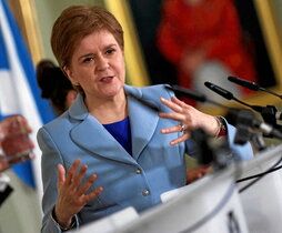 Nicola Sturgeon compareció ayer en Buter House.