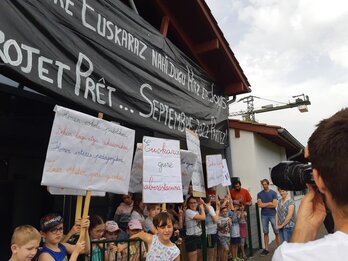 Protesta Irisarriko ikastetxe atarian gaur goizean.