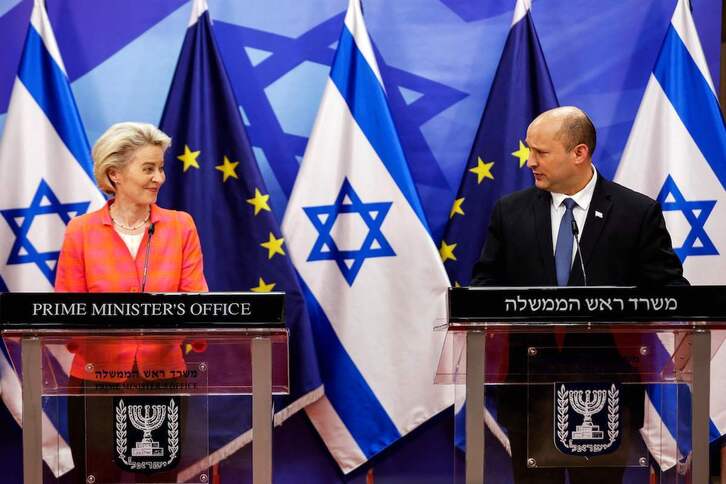 Ursula Von der Leyen, con el primer ministro israelí, Nafatalí Bennett.