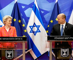 Ursula Von der Leyen, con el primer ministro israelí, Nafatalí Bennett.