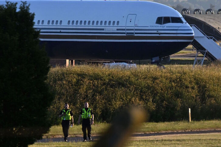 El avión, al parecer con un solo inmigrante a bordo, en el aeropuerto de Amesbury. 