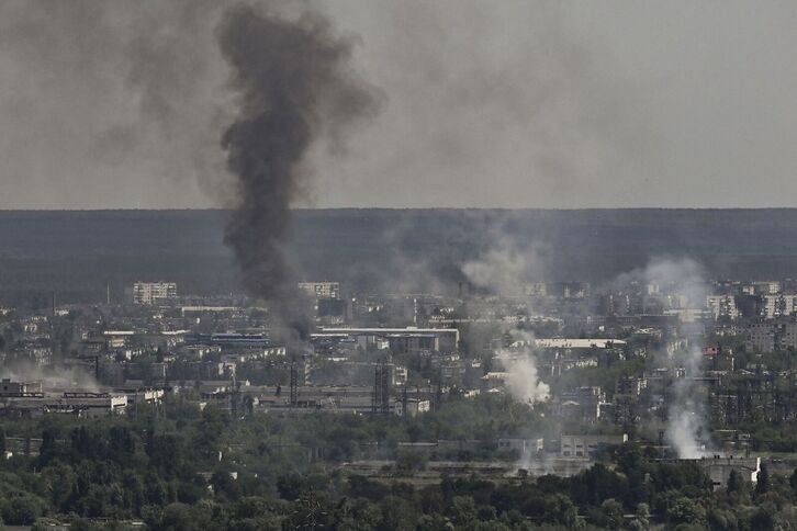 El humo envuelve Severodonetsk tras los bombardeos rusos.