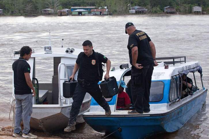 Miembros de la Policía Federal buscan pistas sobre el paradero de los desaparecidos.  