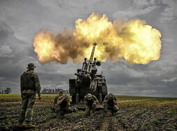 Ucranianos lanzan obuses en el Donbass desde un camión de artillería francés Caesar.