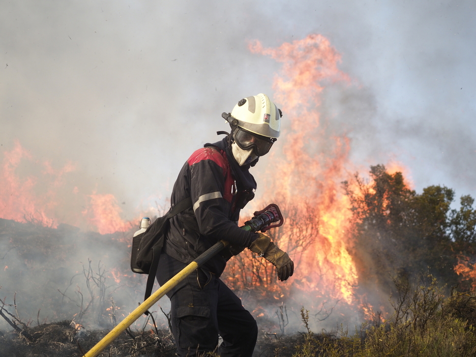 Un bombero, cara a cara con el fuego en Tafalla.