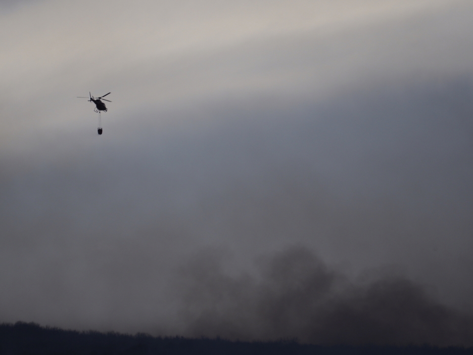 Hasta cuatro aviones han intentado sofocar las llamas en Leire, sin lograrlo por ahora.