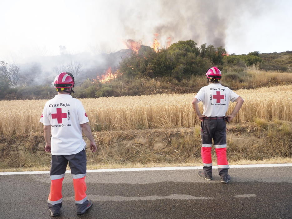 Efectivos de la Cruz Roja, desplazados a Tafalla para asistir a los bomberos.