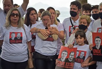 Amigos y familiares de Bruno Pereira y Dom Philipps, con camisetas y carteles preguntando «¿Donde están?», en Río de Janeiro, el 12 de junio.