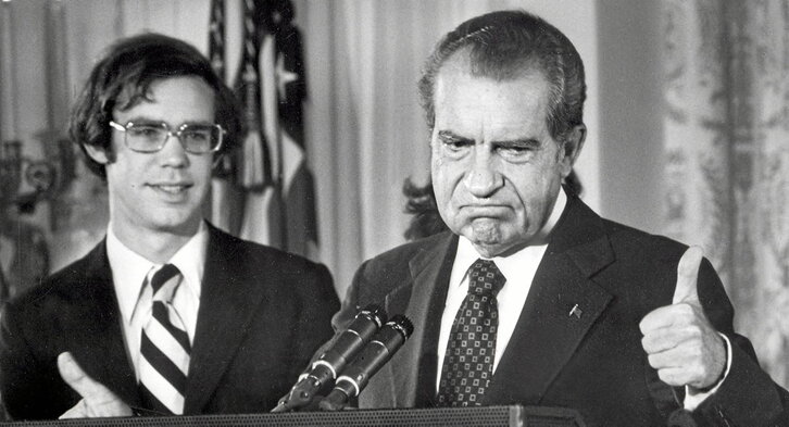 Richard Nixon, cuyo pulgar levantado contrasta con el gesto de su rostro, en la rueda de prensa que ofreció al día siguiente de dimitir, en agosto de 1974. Habían pasado más de dos años desde que estalló el «caso Watergate».