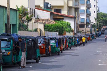 Vehículos hacen cola para repostar en Colombo (Sri Lanka).