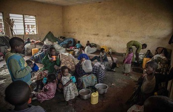 Un grupo de niños y niñas desplazadas que huyen de la guerra en la República Democrática del Congo.