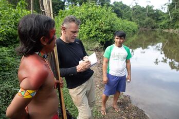 El periodista Dom Phillips habla con dos indígenas, en una imagen de 2019.