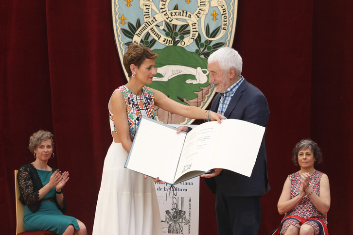 Pedro Salaberri recibe, de manos de la Presidenta Chivite, el Premio Príncipe de Viana de la Cultura.