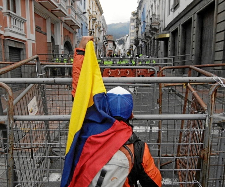 Un manifestante alza el puño ante la Policía.