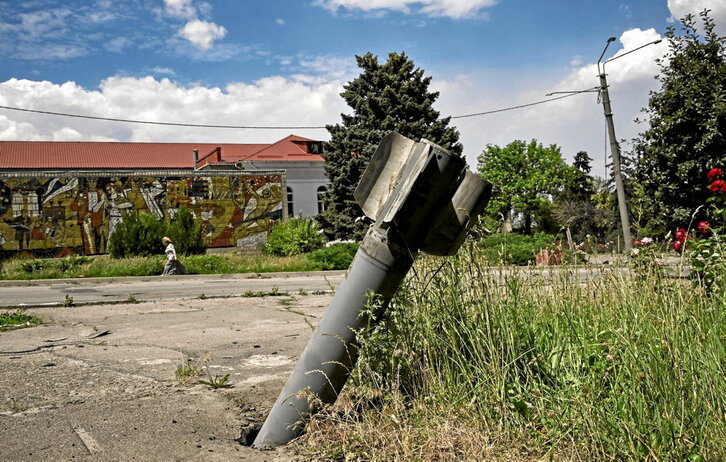 Un proyectil caído en una calle de Lisichansk, sometida a intensos bombardeos en las últimas semanas.