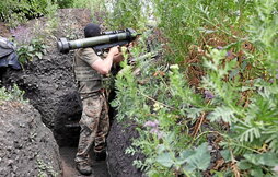 Un combatiente ucraniano, en una trinchera con un sistema Javelin, cerca de Adviika, en la región de Donetsk.