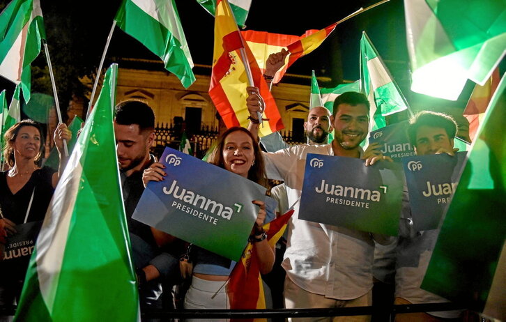 Seguidores del PP celebran la victoria en Sevilla.