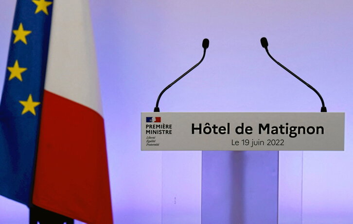 Atril vacío en Matignon, símbolo de una victoria que deja múltiples incógnitas sobre el devenir del mandato de Macron.