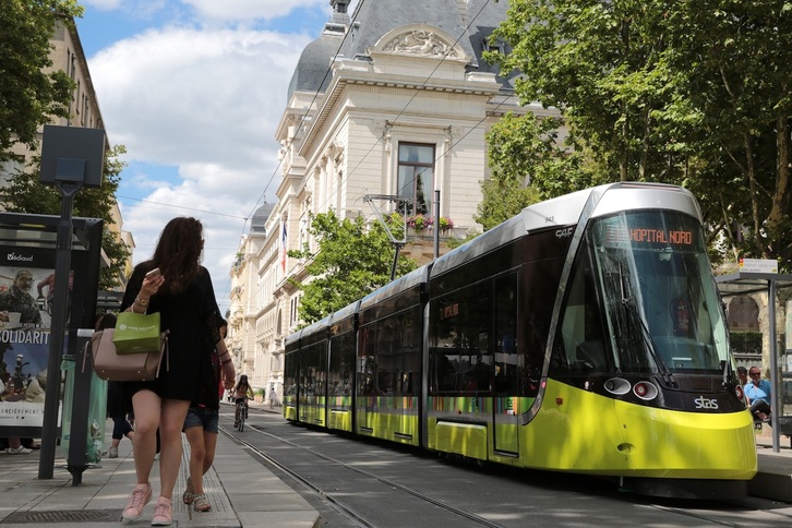 Un tranvía fabricado por CAF en la ciudad francesa de Saint-Étienne.