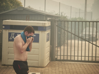 Un vecino trata de hacer frente al humo a la entrada de una finca en Obanos el pasado sábado.