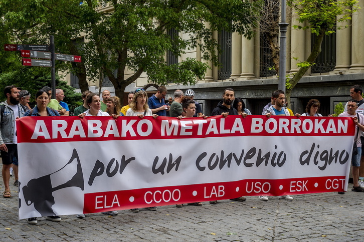 Movilización de los sindicatos frente a la sede de SEA, en el centro de Gasteiz.