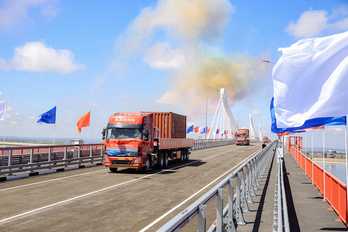 El primer puente fronterizo sobre el río Amur, que une la ciudad rusa de Blagoveshchensk y la china de Heihe, durante su ceremonia de inauguración el 10 de junio de 2022.