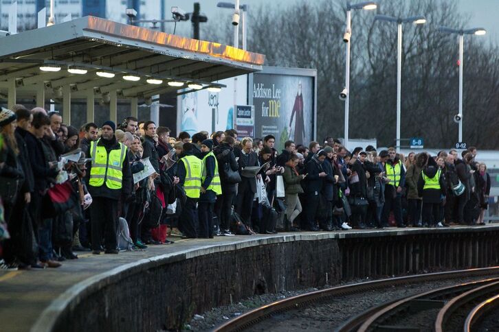 Foto de archivo tomada en la estación de Clapham Junction, una de las más transitadas de Londres, durante la huelga de enero de 2017.