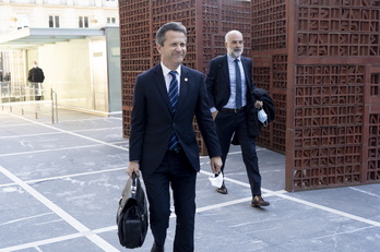 El consejero de Educación, Jokin Bildarratz, entrando al Parlamento de Gasteiz.