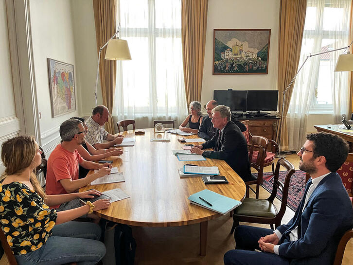 Imagen de la reunión en la Prefectura de Pirineos Atlánticos difundida hoy por el colectivo Alda.