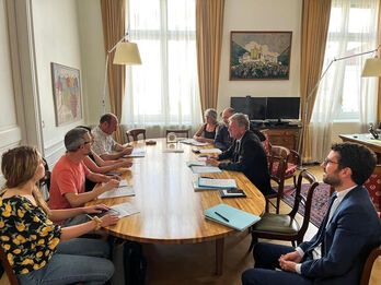Imagen de la reunión en la Prefectura de Pirineos Atlánticos difundida hoy por el colectivo Alda!.