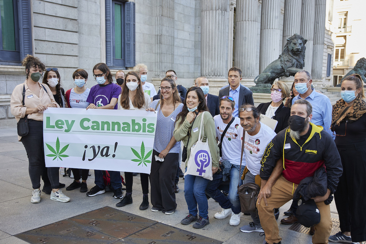 Diputados posan con una asociación a favor del cannabis, a su salida de una sesión plenaria en el Congreso.