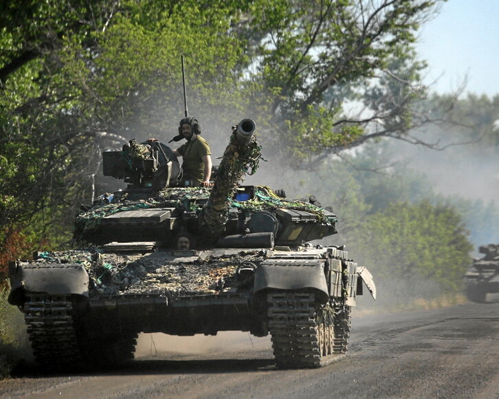 Tropas y tanques ucranianos avanzan en el frente del Donbass.