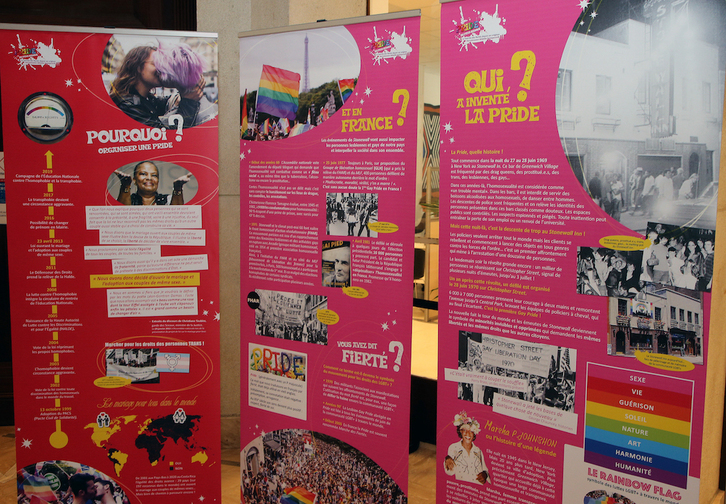 La exposición que recoge la historia de la Pride está abierta al público en la Mediateca de Biarritz.