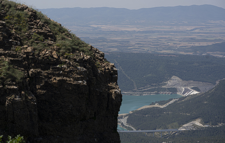 Vista de las obras del embalse de Esa desde el monte Castellar.