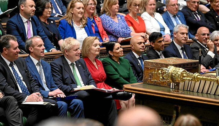 Boris Johnson, sentado junto a su núcleo duro en los Comunes.