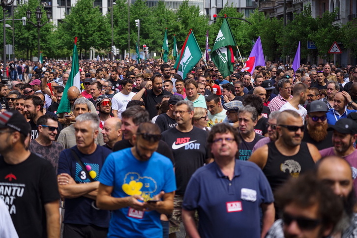 Miles de personas han secundado la manifestación en el primer día de huelga en el Metal de Bizkaia.