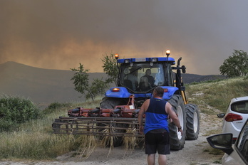 Un agricultor realiza cortafuegos en Izarbeibar.