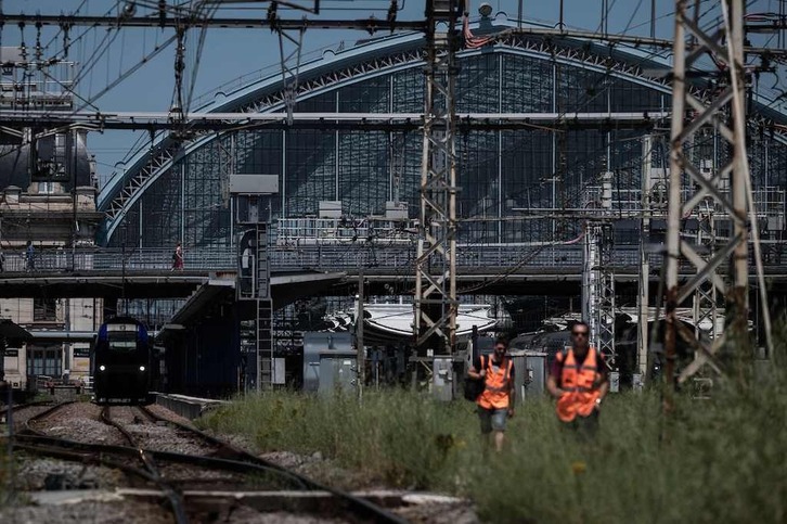 Dos empleados de la SNCF marchan junto a una vía a la salida de la estación de Burdeos.